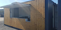 Container Bar Mobile 20 Piedi 15mq con Rivestimento in Legno e Apertura a Ribalta