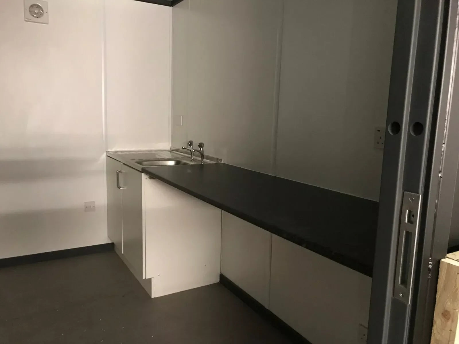 Chiosco Bar Modulare Premium 7.2mq con Design in Legno