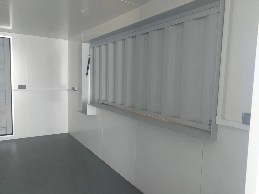 Container Bar Mobile 20 Piedi 15mq con Rivestimento in Legno e Apertura a Ribalta