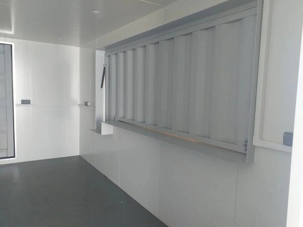 Container Bar Mobile 20 Piedi 15mq con Rivestimento in Legno e Apertura a Ribalta