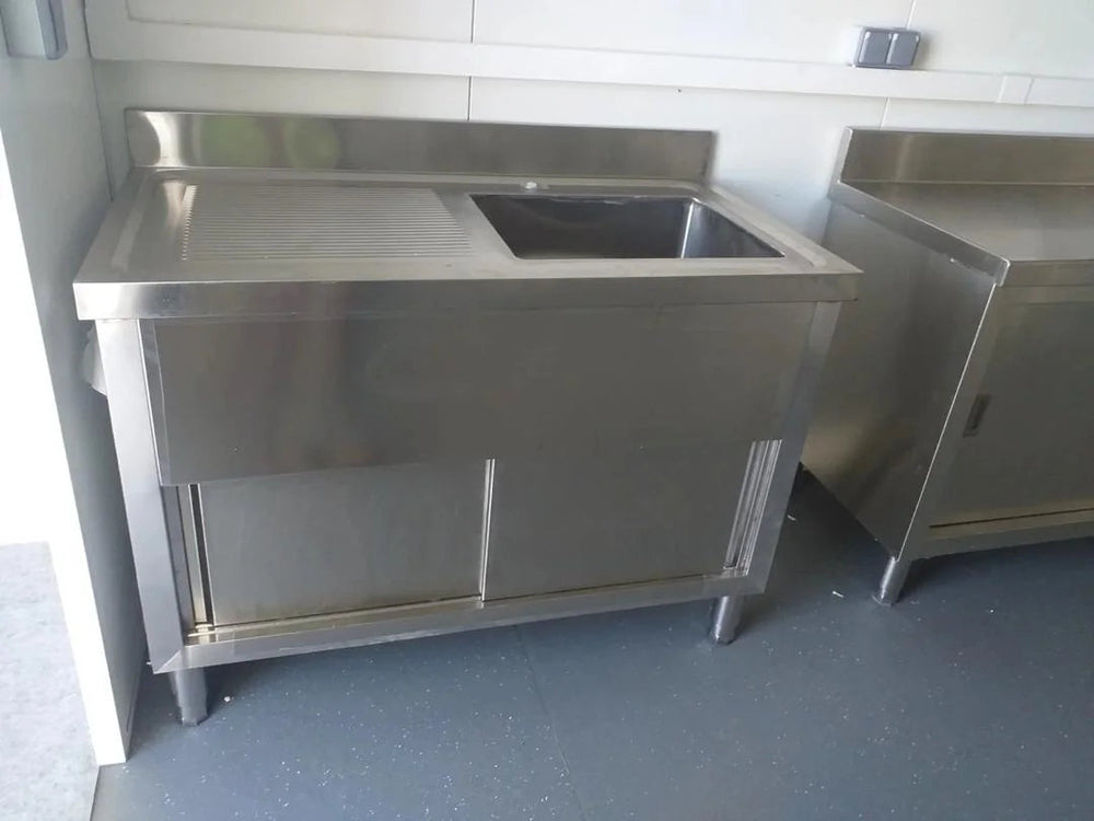 Container Bar Mobile 20 Piedi 15mq con Rivestimento in Legno e Apertura a Ribalta